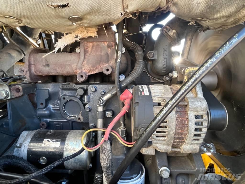 New Holland LS 185 B لوادر انزلاقية التوجيه