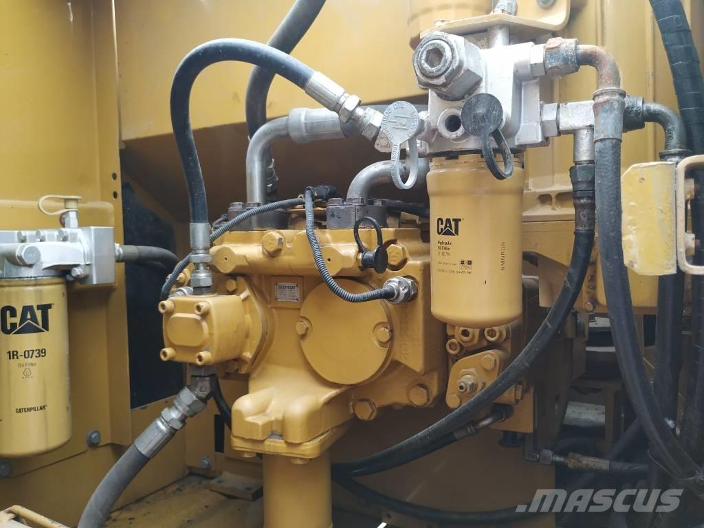 CAT 320 D حفارات زحافة
