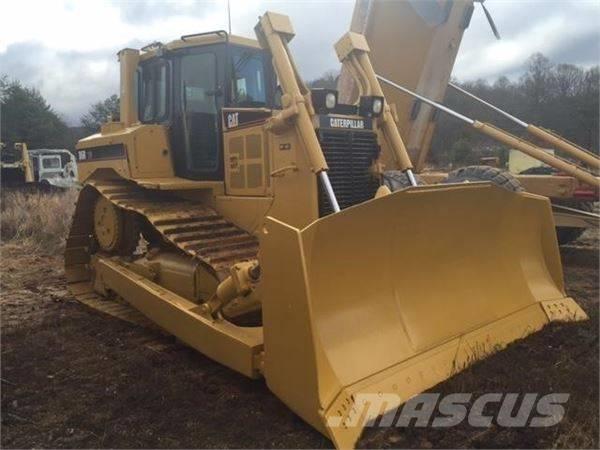 CAT D 6 R بلدوزرات مجنزرة