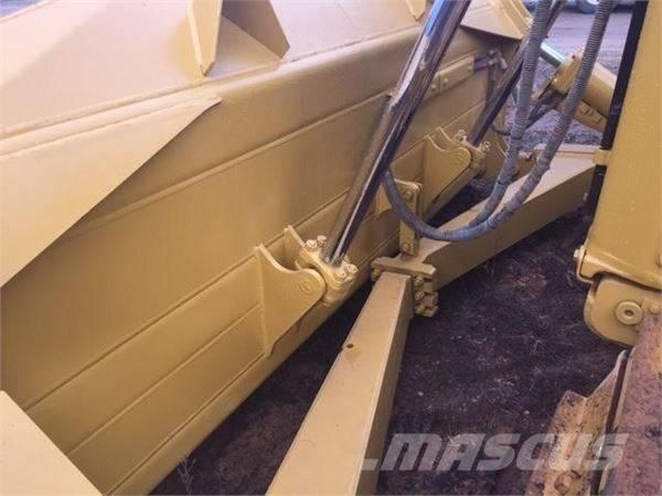 CAT D 6 R بلدوزرات مجنزرة