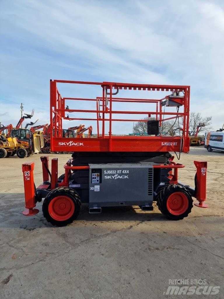 SkyJack SJ 6832 RT رافعات مقصية الشكل