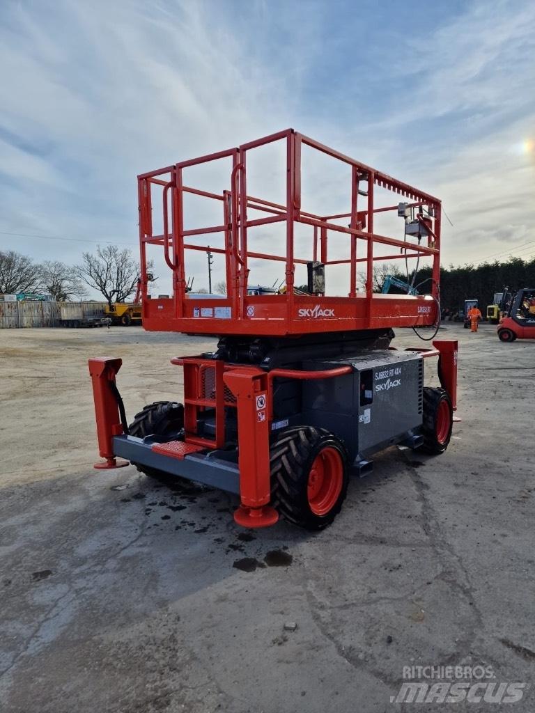 SkyJack SJ 6832 RT رافعات مقصية الشكل