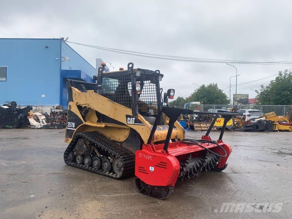 CAT 257 B لوادر انزلاقية التوجيه