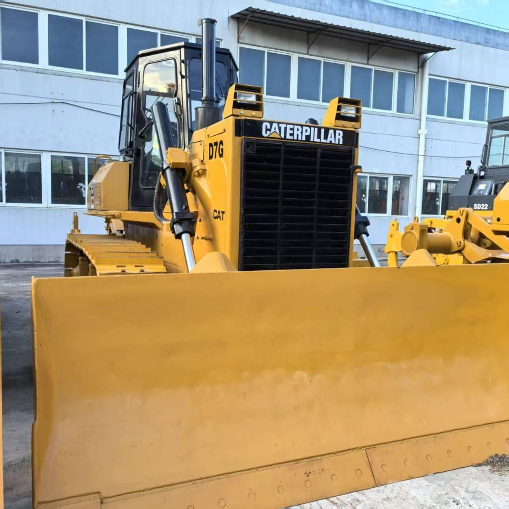 CAT D 7 G بلدوزرات مجنزرة
