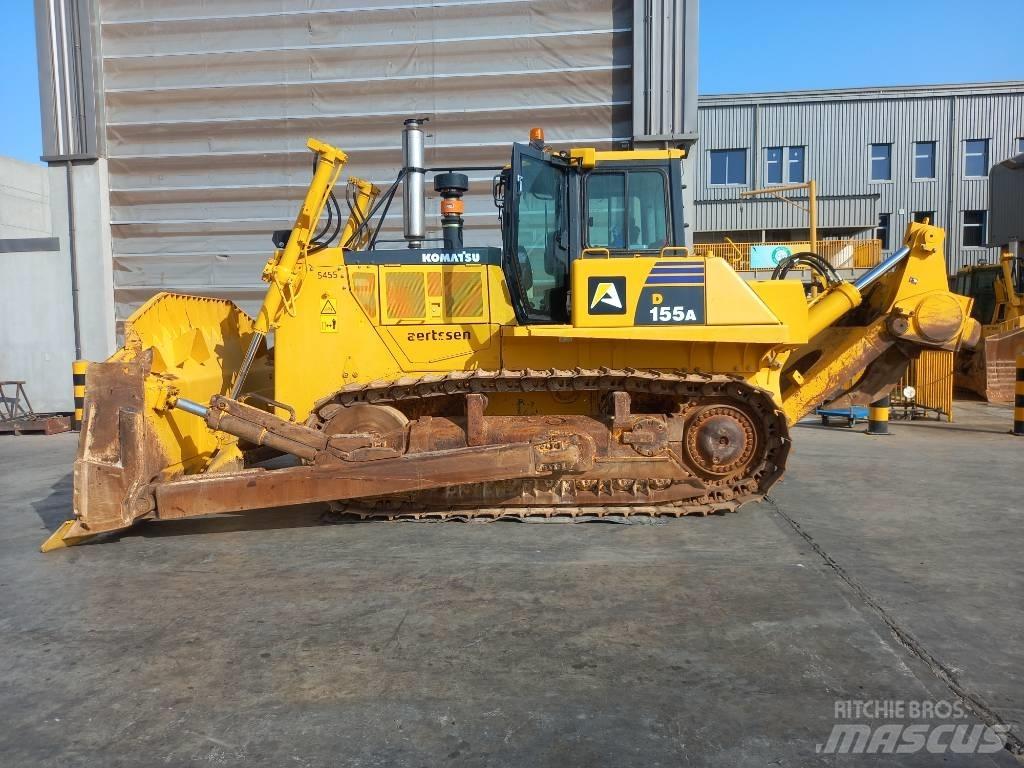 Komatsu D155A-6R بلدوزرات مجنزرة