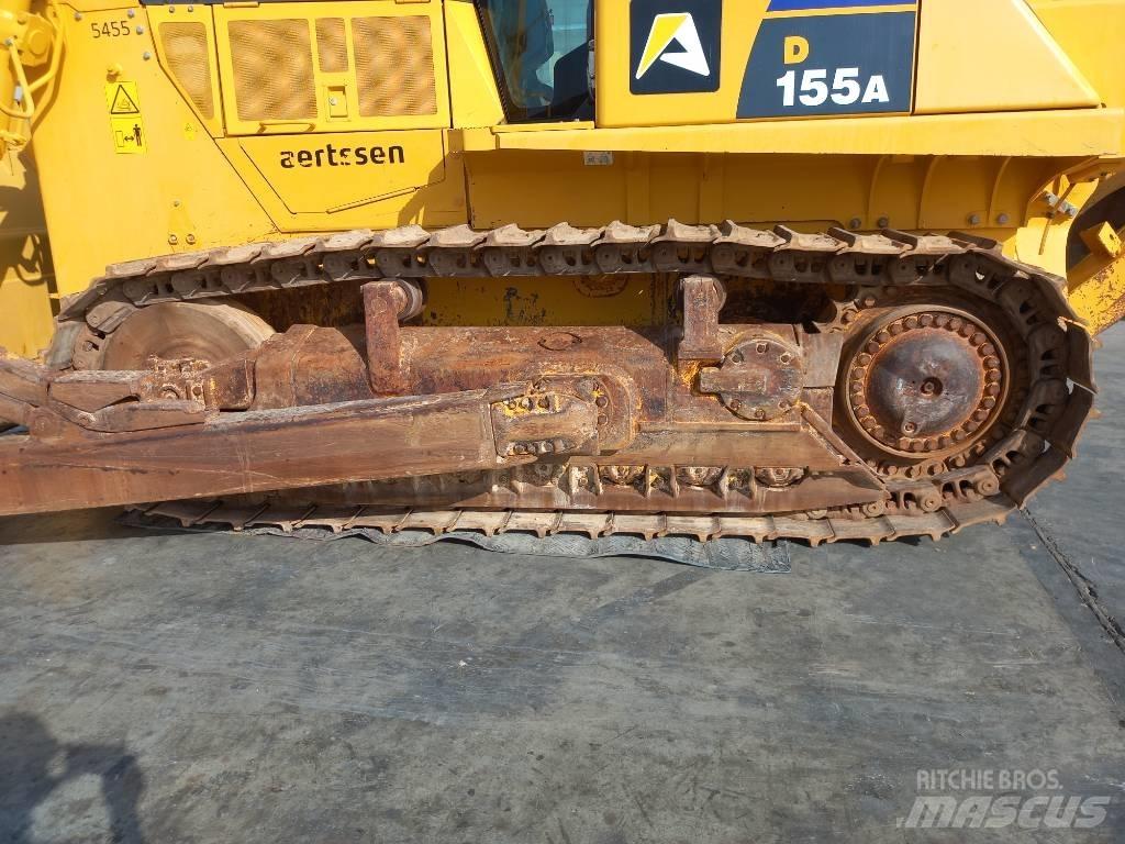 Komatsu D155A-6R بلدوزرات مجنزرة