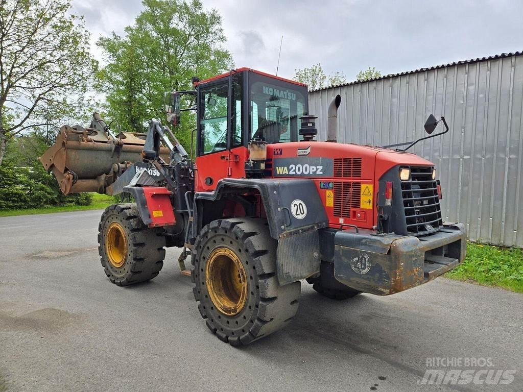 Komatsu WA200PZ-6 لوادر بعجل