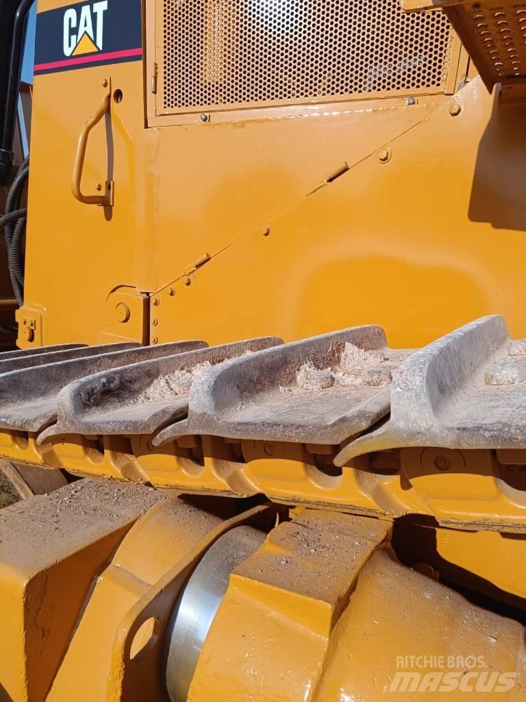 CAT D 9 R بلدوزرات مجنزرة