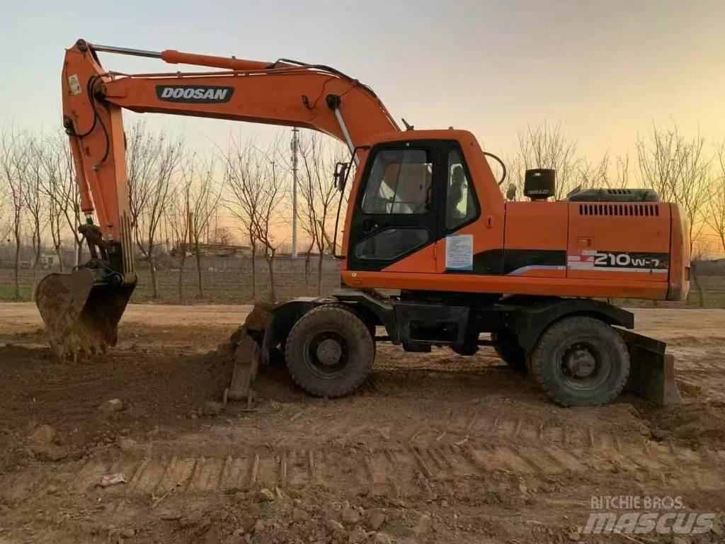 Doosan DH 210 W-7 حفارات بعجل
