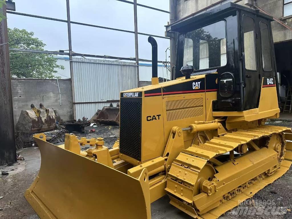 CAT D 4 C بلدوزرات مجنزرة