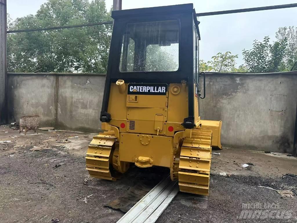 CAT D 4 C بلدوزرات مجنزرة
