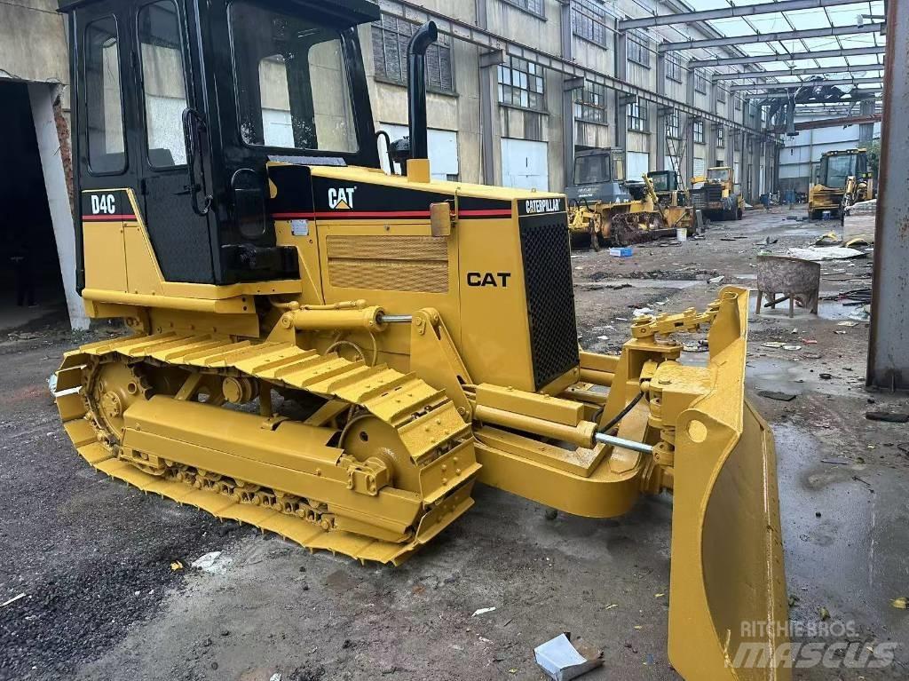 CAT D 4 C بلدوزرات مجنزرة