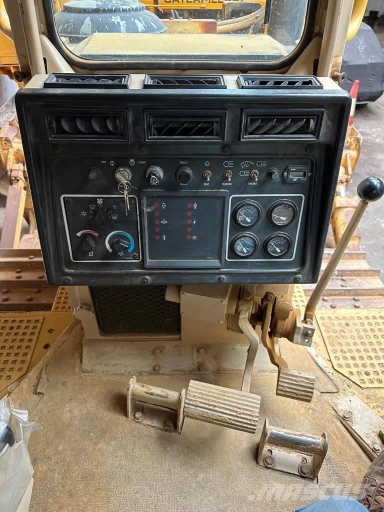 CAT D 6 H II بلدوزرات مجنزرة