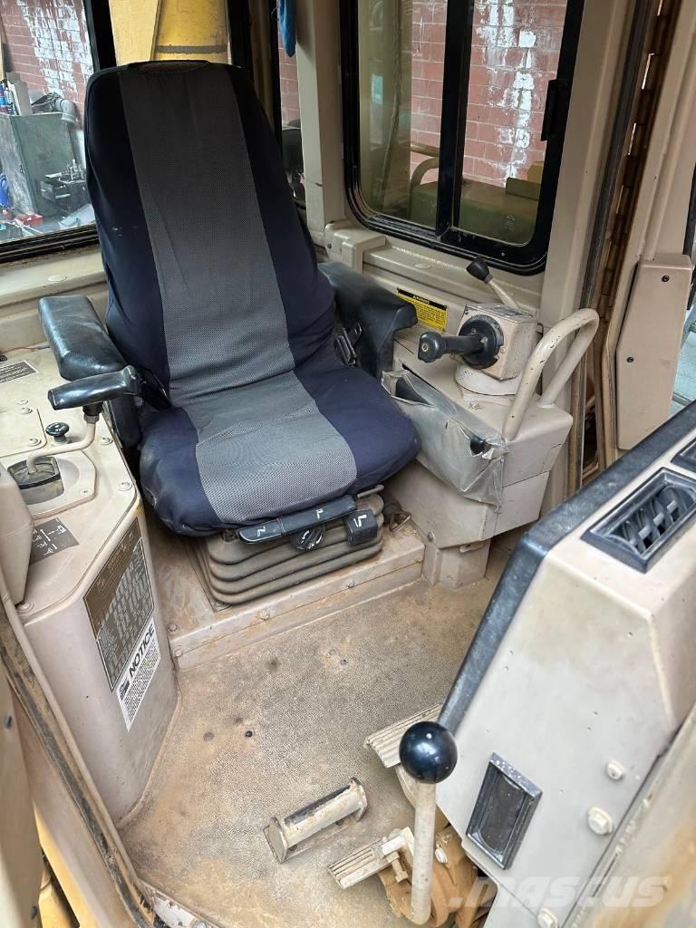 CAT D 6 H II بلدوزرات مجنزرة