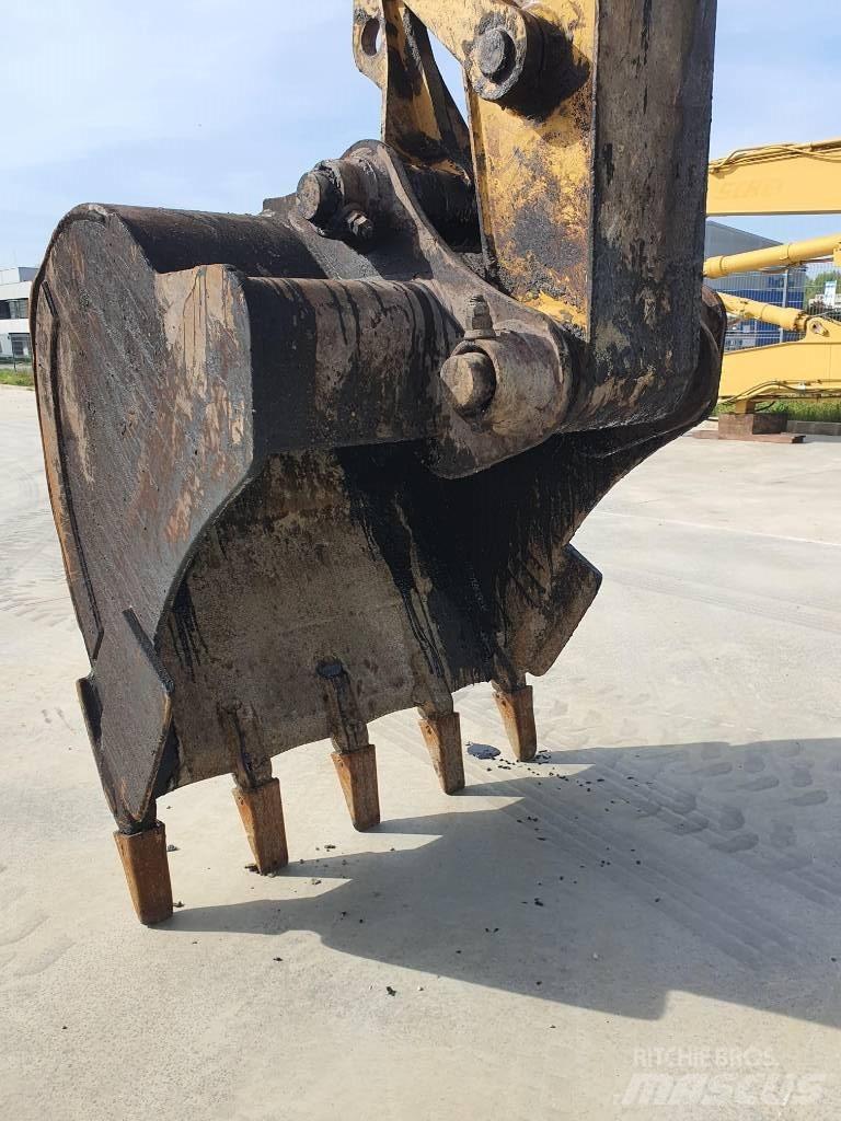 CAT M 318 حفارات بعجل
