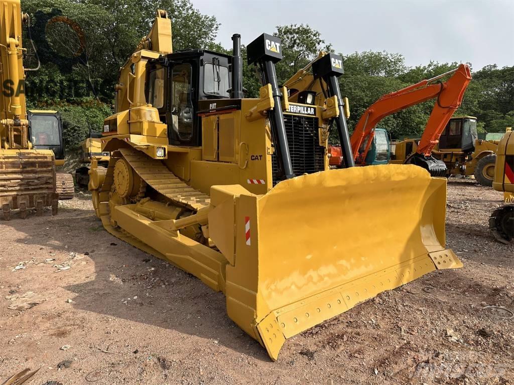 CAT D 7 R بلدوزرات مجنزرة