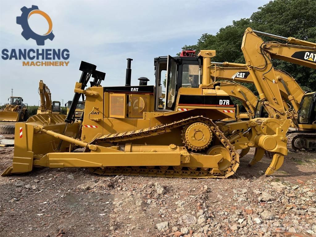 CAT D 7 R بلدوزرات مجنزرة