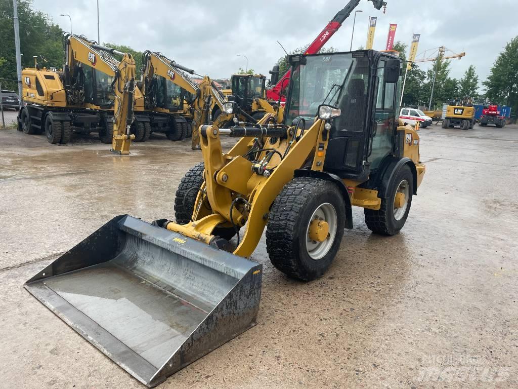 CAT 906 M لوادر بعجل