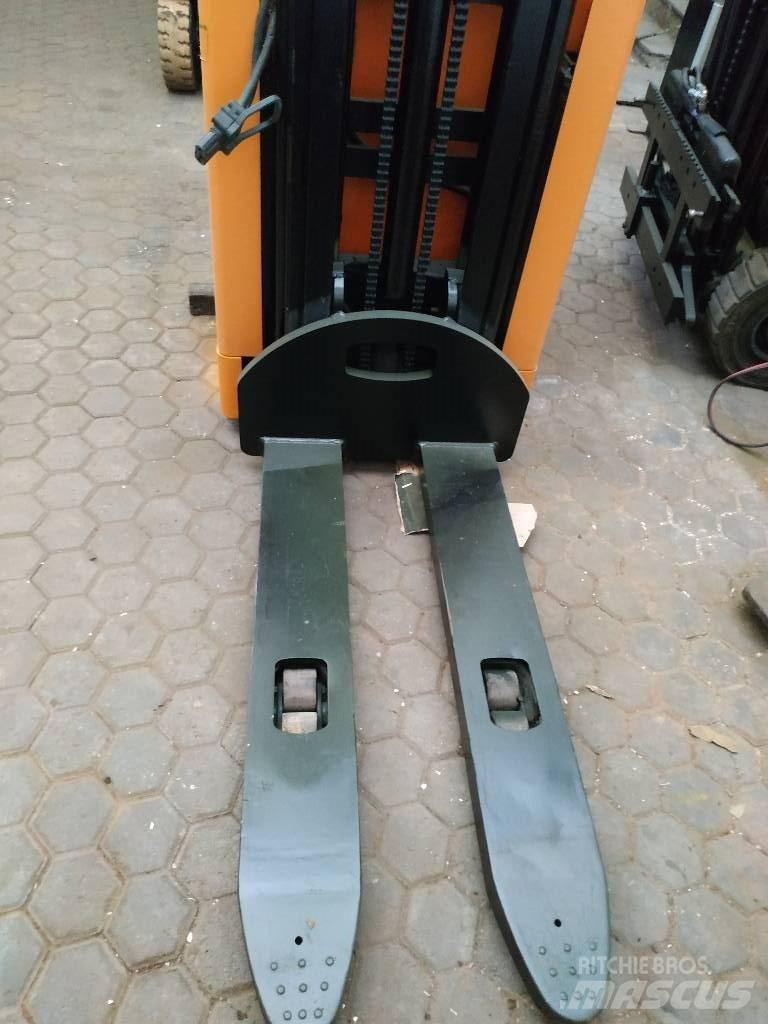 Still Aufsitzstapler شاحنات ذات رافعات شوكية تعمل بالكهرباء