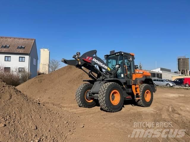 Doosan DL 220 لوادر بعجل