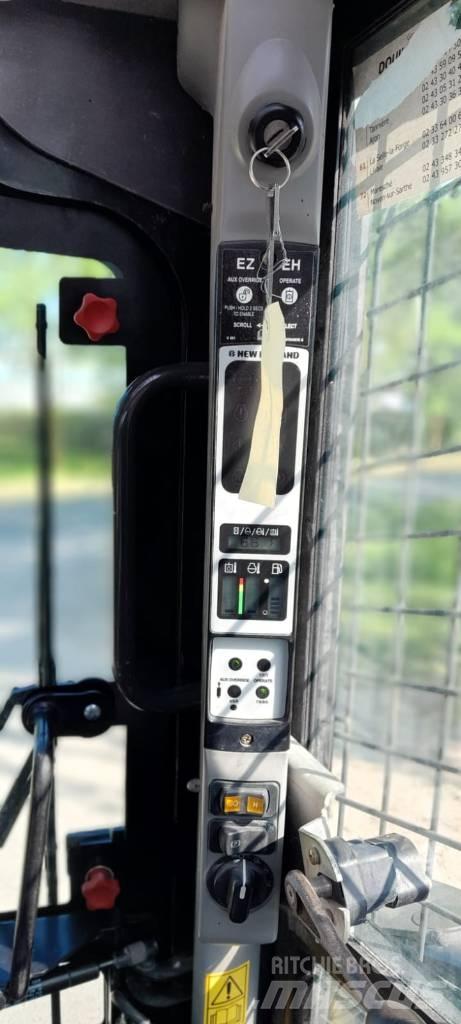 New Holland L218 لوادر انزلاقية التوجيه