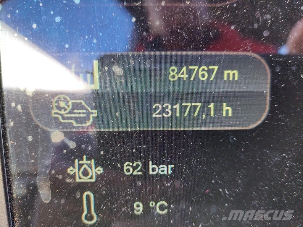 Komatsu 911 حصادات