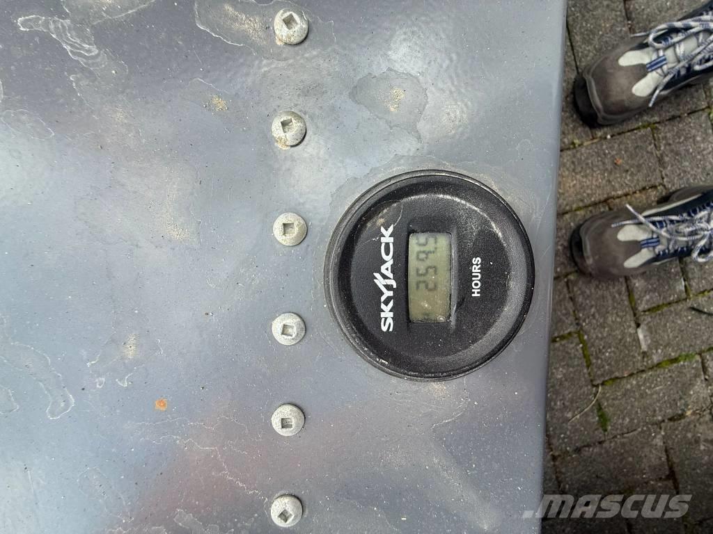 SkyJack SJ 3219 رافعات مقصية الشكل