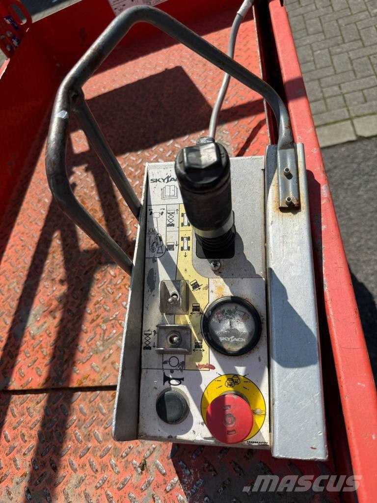 SkyJack SJ 3219 رافعات مقصية الشكل