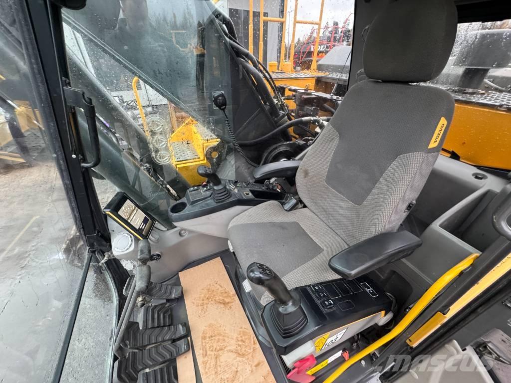 Volvo EC 300 E حفارات زحافة