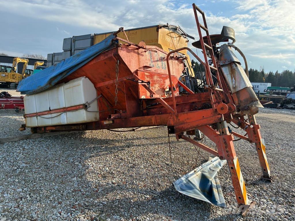  Salt spreader معدات نشر الرمال والملح