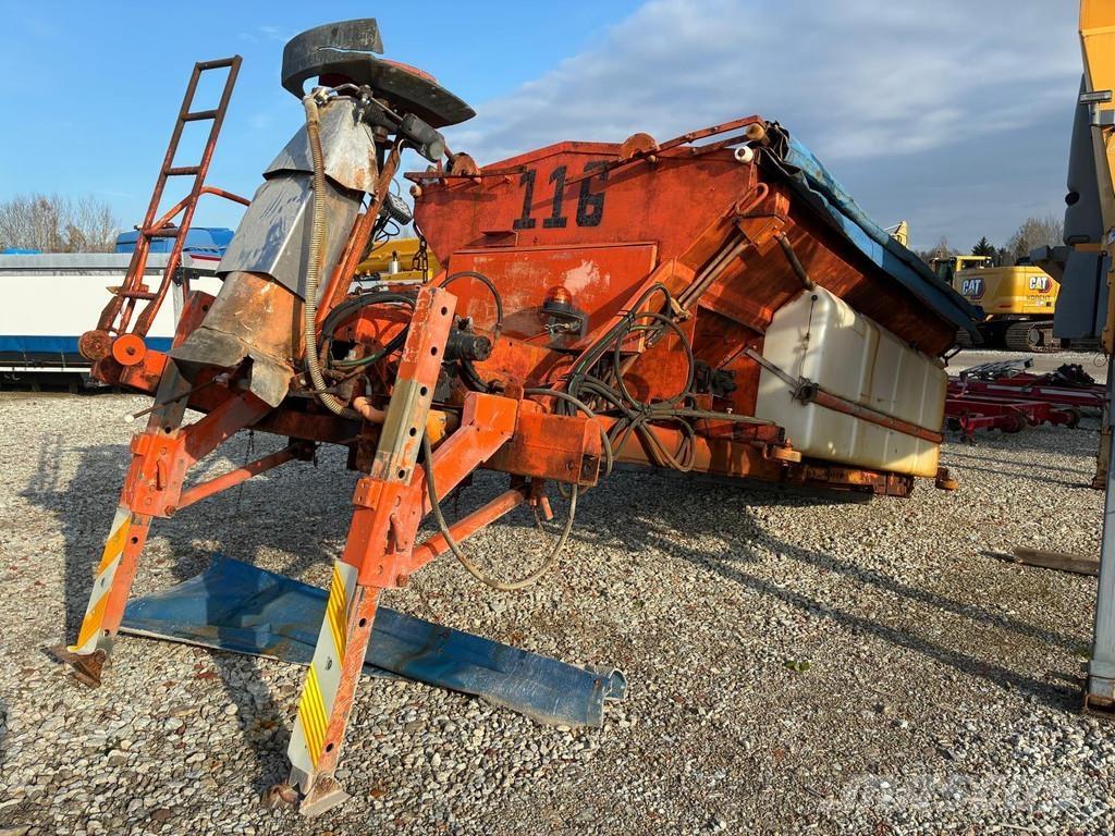  Salt spreader معدات نشر الرمال والملح