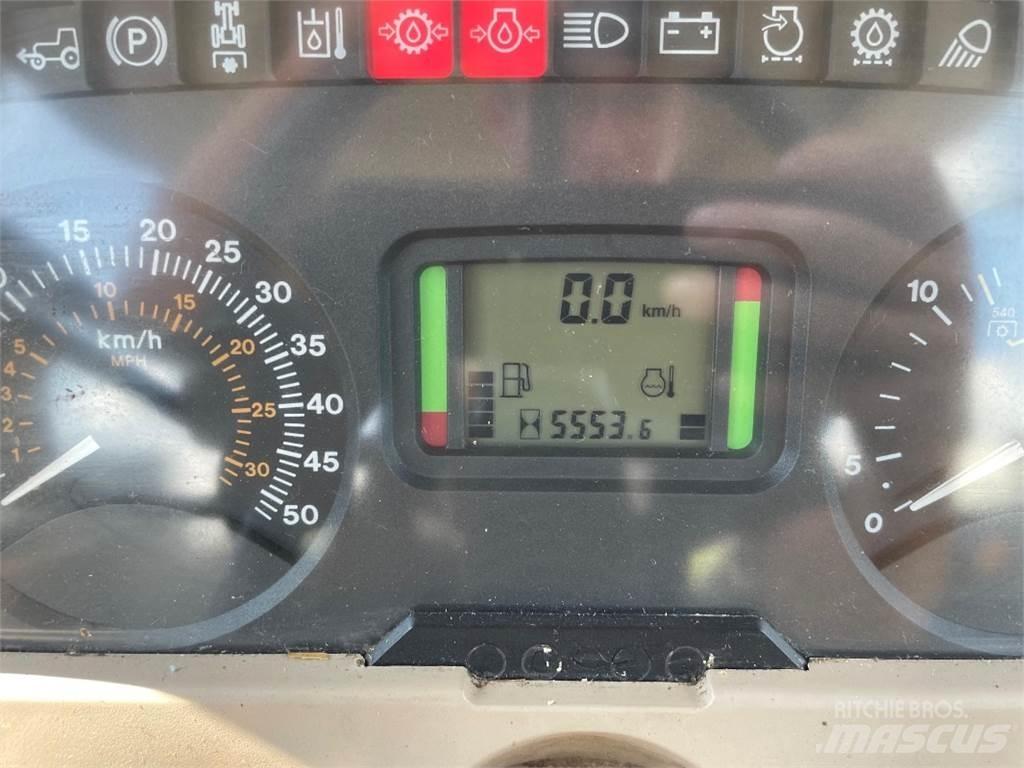 John Deere 5820 الجرارات