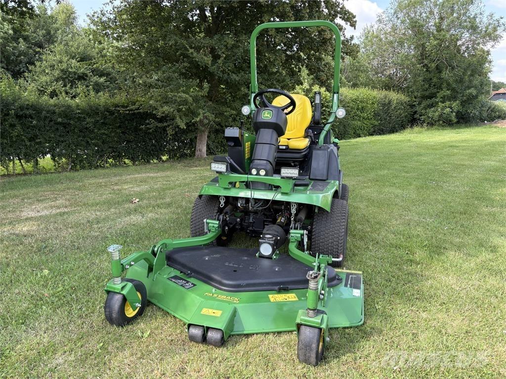 John Deere 1570 ركوب الحشائش