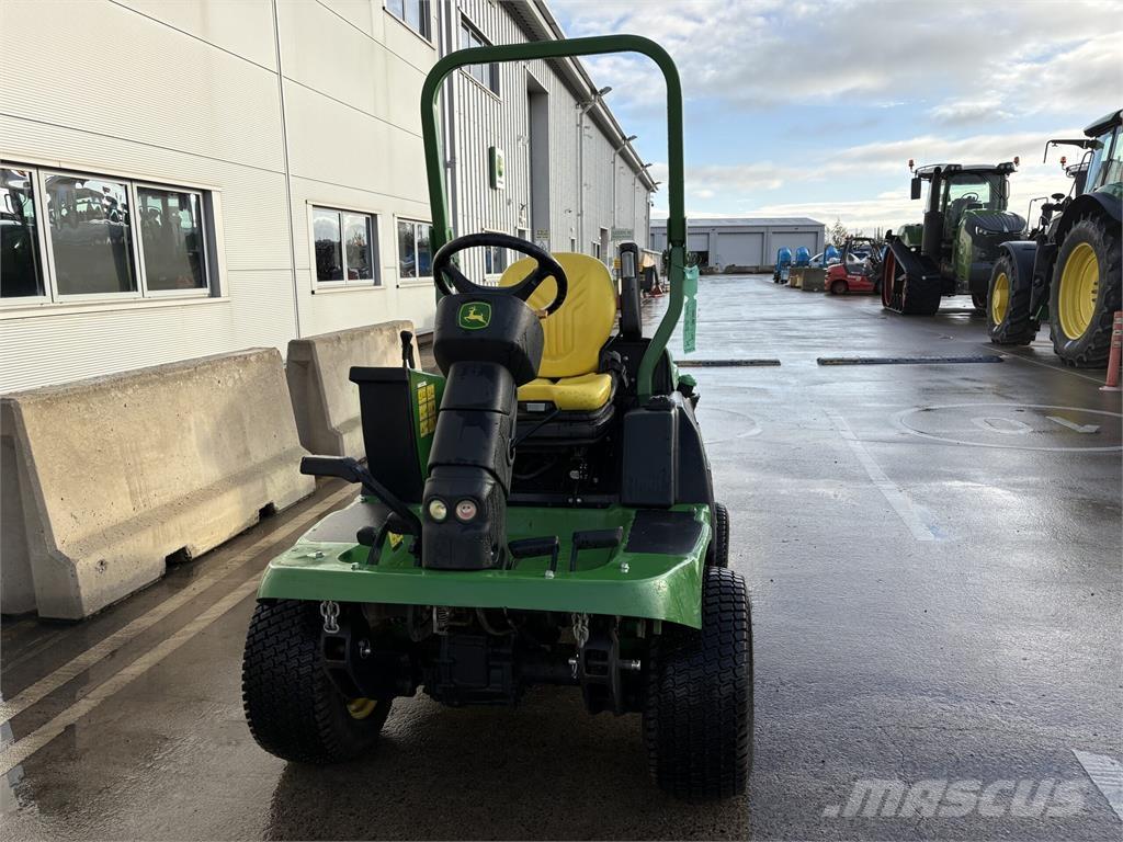 John Deere 1570 ركوب الحشائش