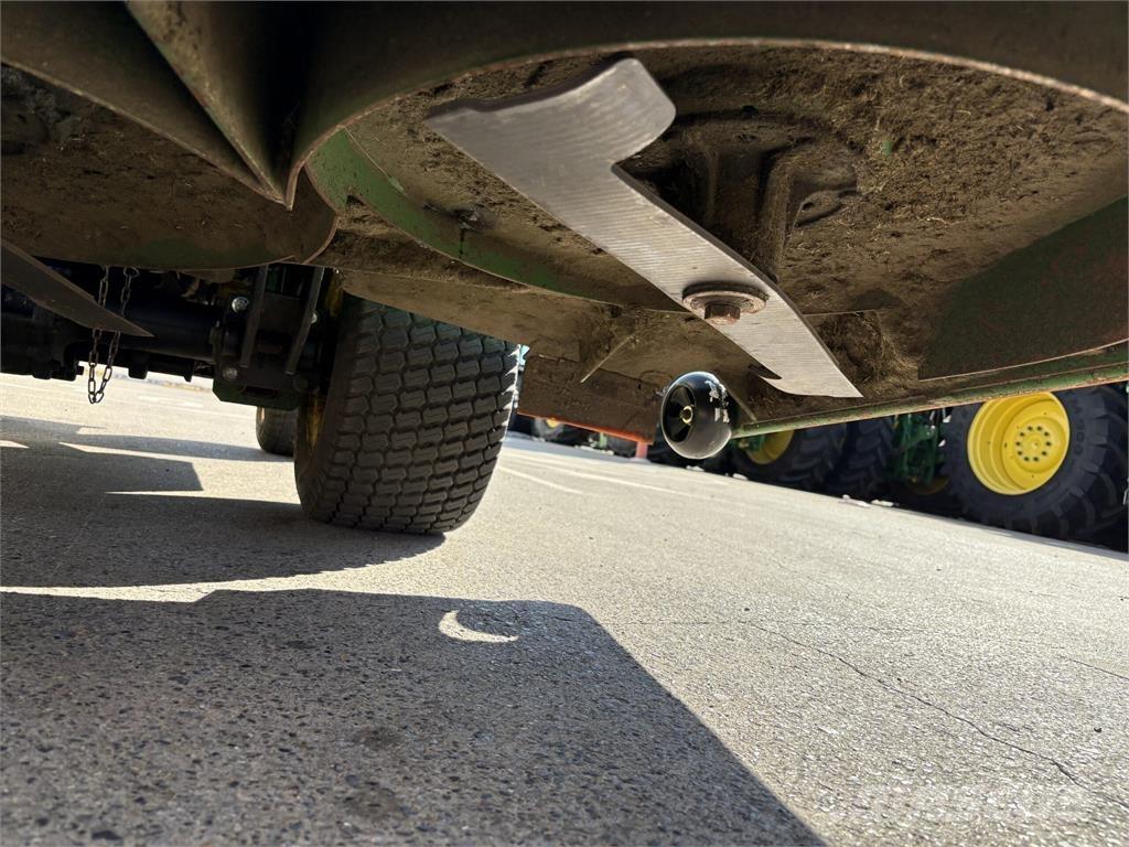 John Deere 1570 ركوب الحشائش