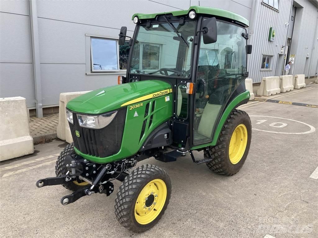 John Deere 2038R جرارات مدمجة