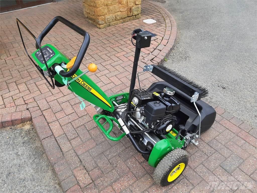 John Deere 220SL جز العشب خلف الكهف