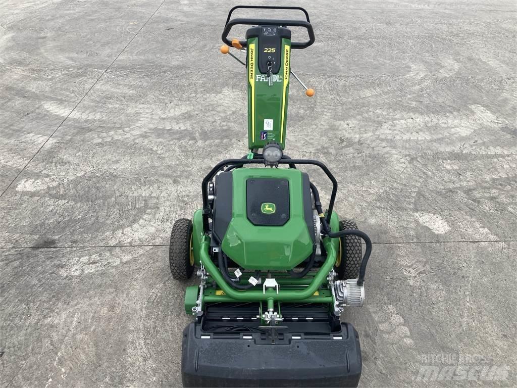 John Deere 225 E-cut جز العشب خلف الكهف