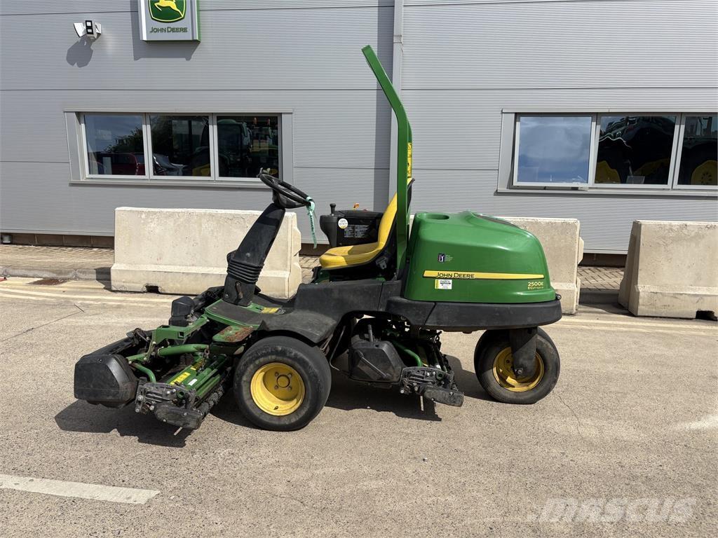 John Deere 2500E جز العشب خلف الكهف