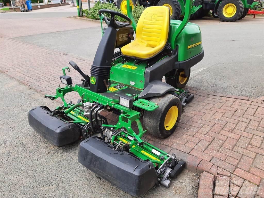 John Deere 2500EH جز العشب خلف الكهف