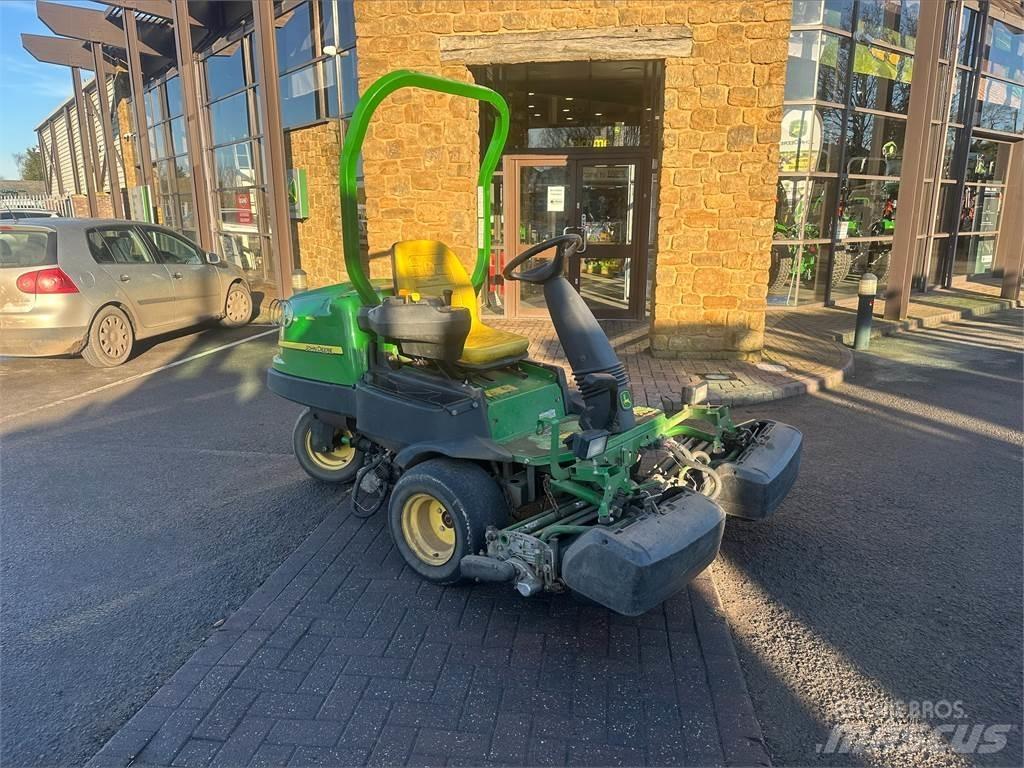 John Deere 2500EH جز العشب خلف الكهف