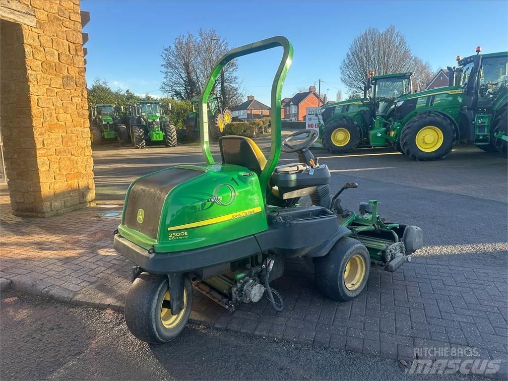 John Deere 2500EH جز العشب خلف الكهف