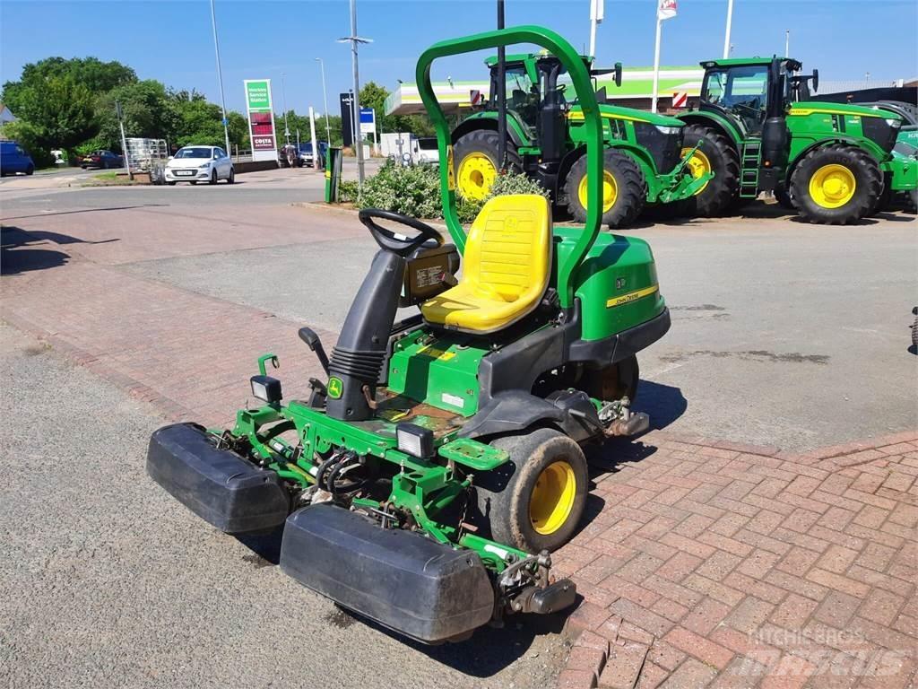 John Deere 2500EH جز العشب خلف الكهف