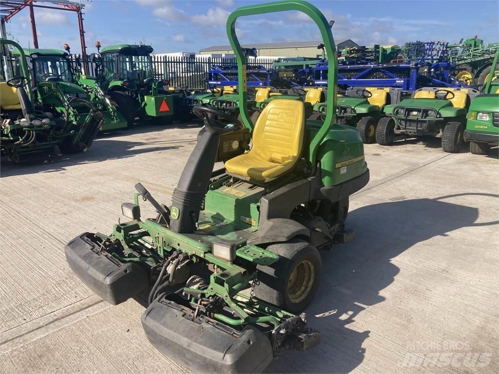 John Deere 2500EH جز العشب خلف الكهف