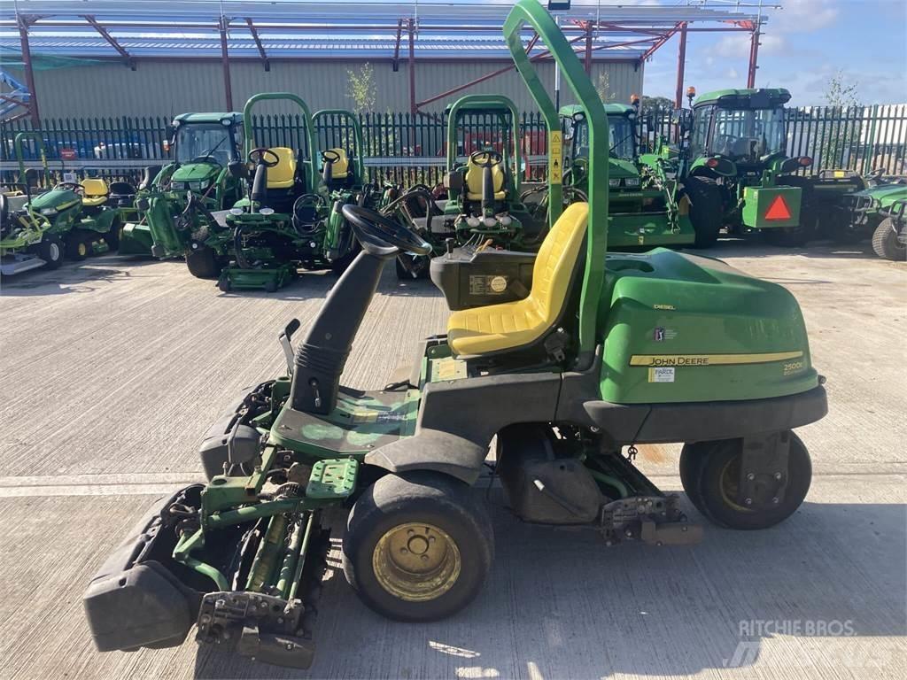 John Deere 2500EH جز العشب خلف الكهف