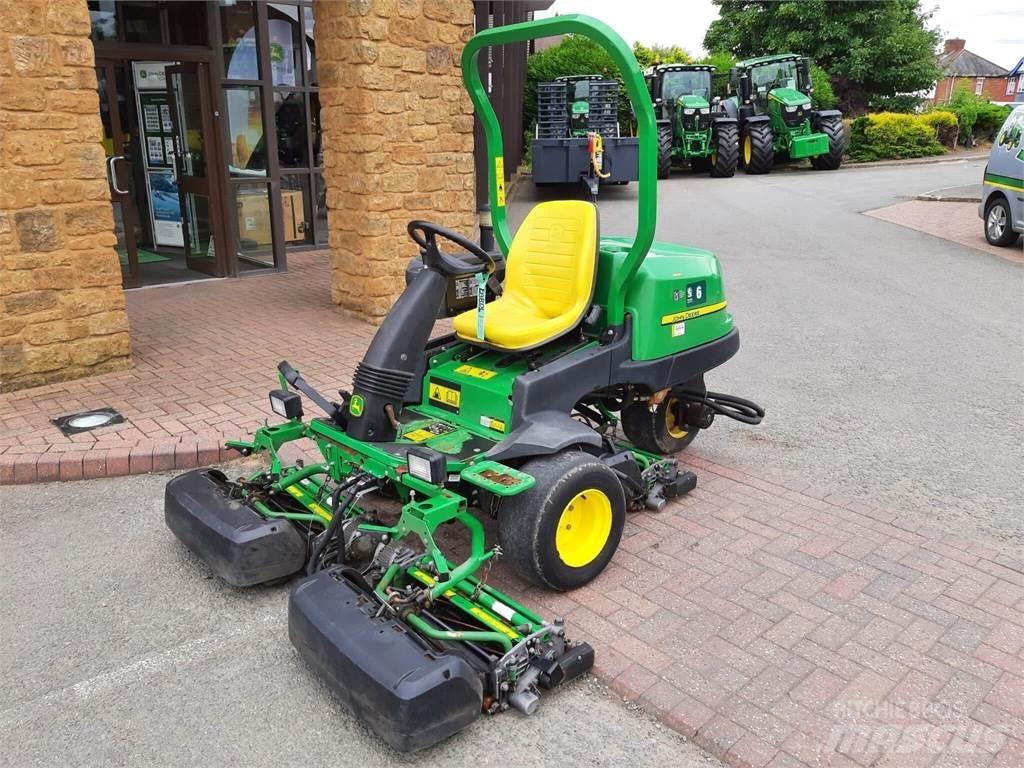 John Deere 2500EH جز العشب خلف الكهف