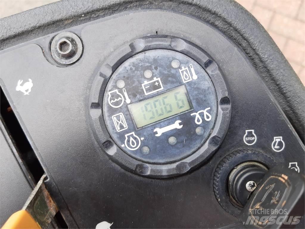 John Deere 2500EH جز العشب خلف الكهف
