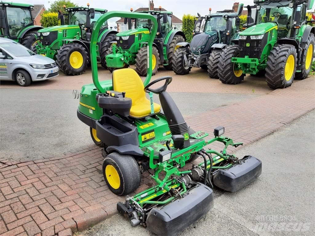 John Deere 2500EH جز العشب خلف الكهف