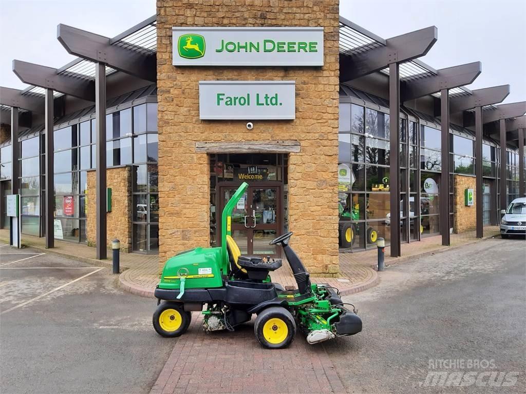John Deere 2500EH جز العشب خلف الكهف