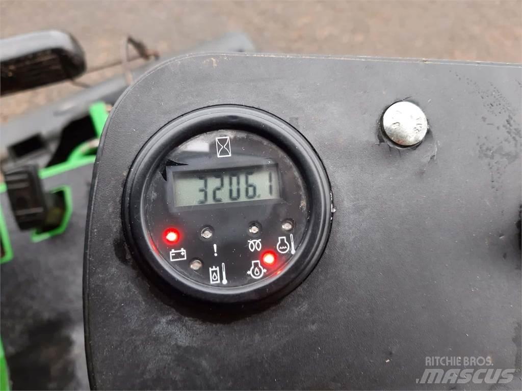 John Deere 2500EH جز العشب خلف الكهف